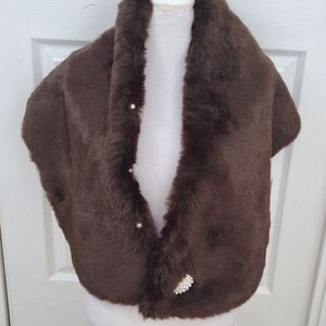 NWT Beautelicate Brown Faux Fur Wrap With Pearl Broach